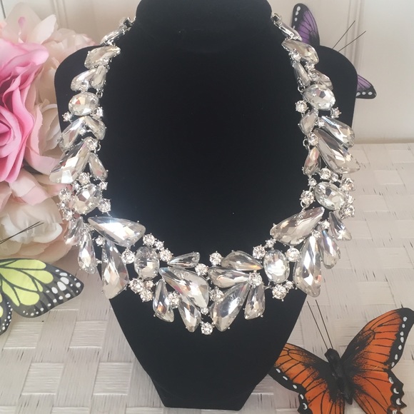 Jewelry - Glamorous Rhinestone Necklace